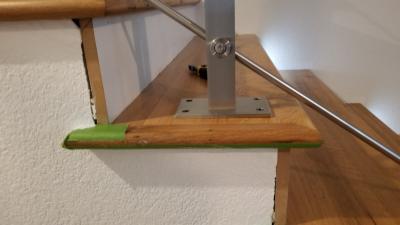 4.1 To properly adjust first rod height distance from stair tread, place rod in bottom barrel over the entire stair run, and slide post toward or away from stair riser to achieve desired height.